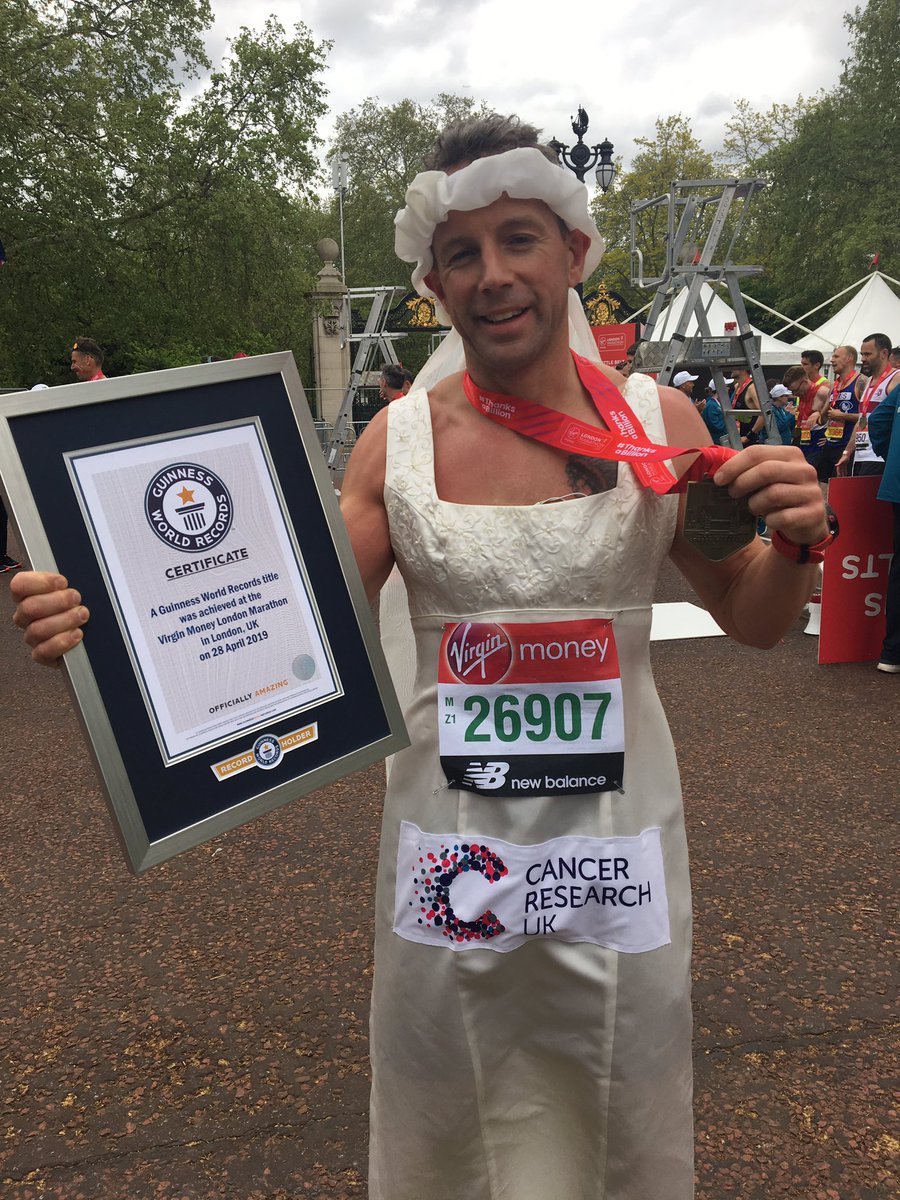 Kỷ lục Guinness trang phục kỳ lạ ‘nổ như mưa’ tại London Marathon 2019